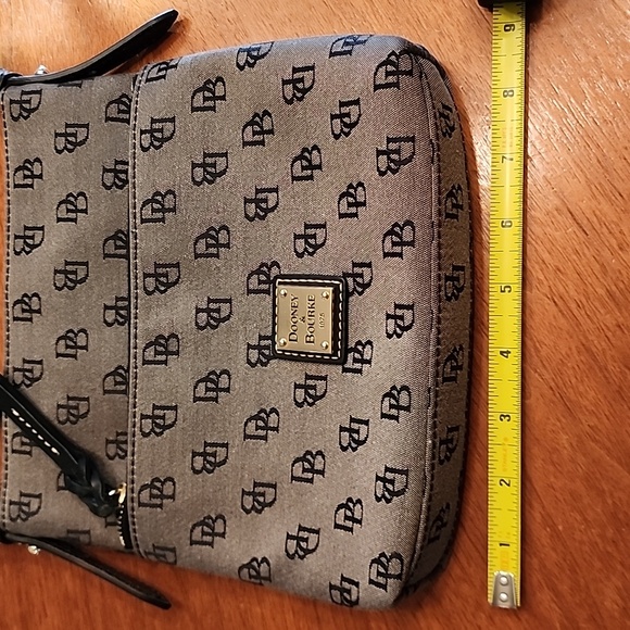 Dooney & Bourke signature gray black crossbody!! LIKE NEW CONDITION!!! - Picture 2 of 8